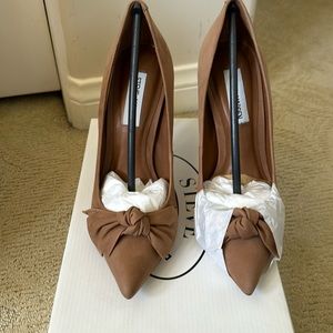 NWT Steve Madden Token Pumps in camel Nubuck. Size 7.